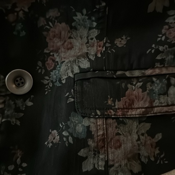 FREE PEOPLE black floral blazer. Like new condition. Size 2. - Picture 7 of 7
